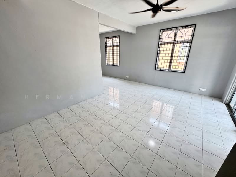 Rumah Teres 2 Tingkat untuk Dijual di Taman Dahlia (Sepang) - Herman Sazwan Nor Rahim - Living Room - PropertyGuru.com.my