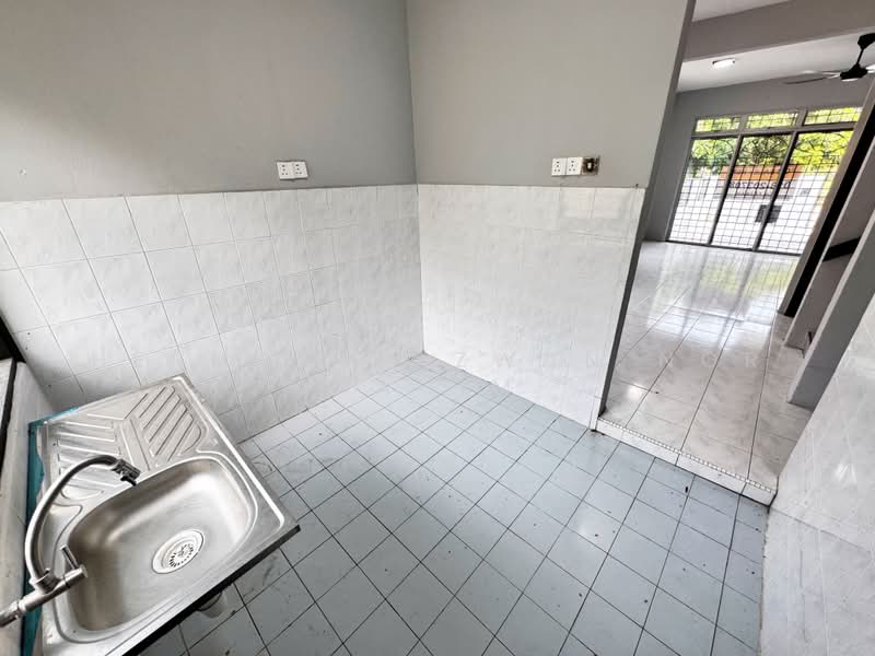 Rumah Teres 2 Tingkat untuk Dijual di Taman Dahlia (Sepang) - Herman Sazwan Nor Rahim - Kitchen - PropertyGuru.com.my