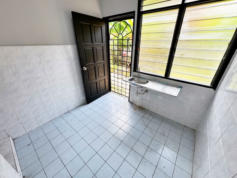 Rumah Teres 2 Tingkat untuk Dijual di Taman Dahlia (Sepang) - Herman Sazwan Nor Rahim - Kitchen - PropertyGuru.com.my
