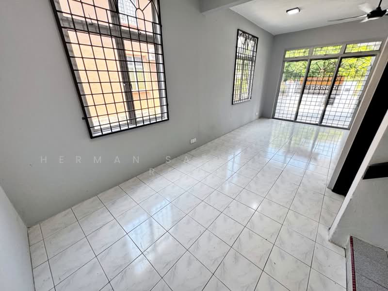 Rumah Teres 2 Tingkat untuk Dijual di Taman Dahlia (Sepang) - Herman Sazwan Nor Rahim - Living Room - PropertyGuru.com.my