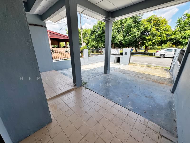 Rumah Teres 2 Tingkat untuk Dijual di Taman Dahlia (Sepang) - Herman Sazwan Nor Rahim - Porch - PropertyGuru.com.my