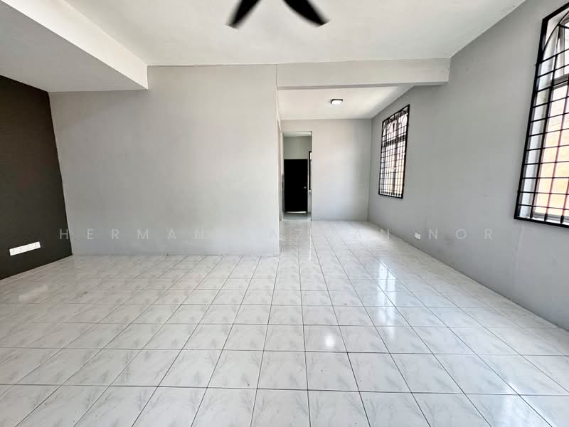 Rumah Teres 2 Tingkat untuk Dijual di Taman Dahlia (Sepang) - Herman Sazwan Nor Rahim - Living Room - PropertyGuru.com.my