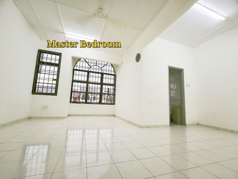 2-storey Terraced House for Sale in Taman Desa Cemerlang (Ulu Tiram) - Tommy Tai - Master Bedroom - PropertyGuru.com.my