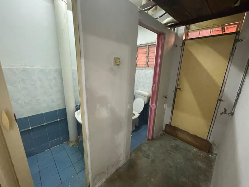 Flat for Rent at Taman Pendamar Indah 2 - Mike Khor - Bathroom - PropertyGuru.com.my