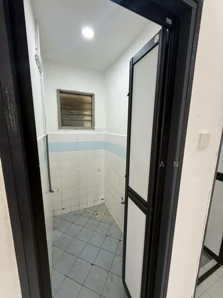 Rumah Flat untuk Dijual di Rumah Pangsa Permas Jaya - Janice Chan - Bathroom - PropertyGuru.com.my