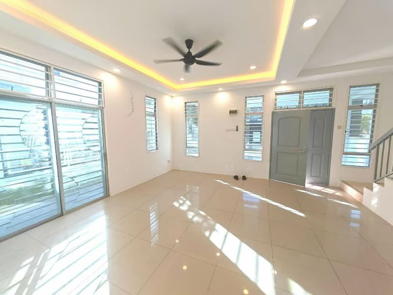 Semi-Detached House for Sale in Bandar Saujana Putra (Tanjong Duabelas) - Izzati Mat - Living Room - PropertyGuru.com.my