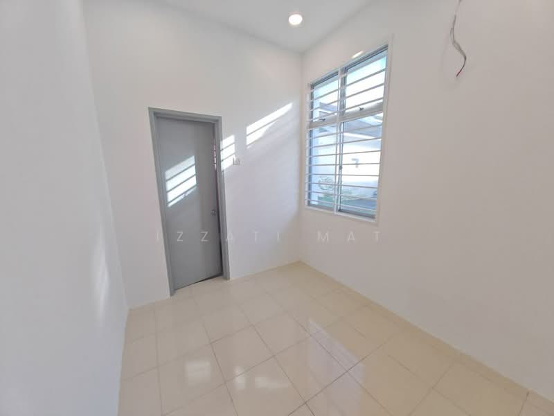 Semi-Detached House for Sale in Bandar Saujana Putra (Tanjong Duabelas) - Izzati Mat - Interior - PropertyGuru.com.my