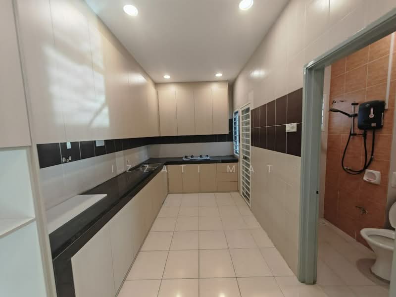 Semi-Detached House for Sale in Bandar Saujana Putra (Tanjong Duabelas) - Izzati Mat - Kitchen - PropertyGuru.com.my