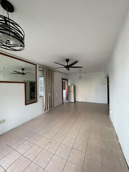 Kondominium untuk Dijual di Amadesa Resort Condominium - Chris Lim - Living Room - PropertyGuru.com.my