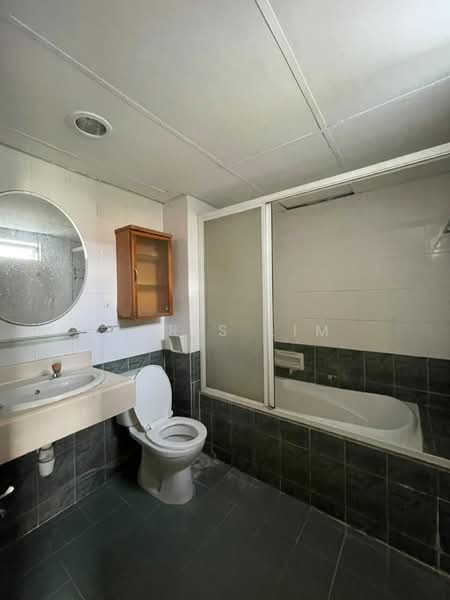 Kondominium untuk Dijual di Amadesa Resort Condominium - Chris Lim - Bathroom - PropertyGuru.com.my