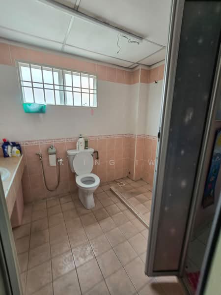 Rumah Teres 2.5 Tingkat untuk Dijual di Taman Megah Kepong (Kepong) - Kiing TW - Bathroom - PropertyGuru.com.my
