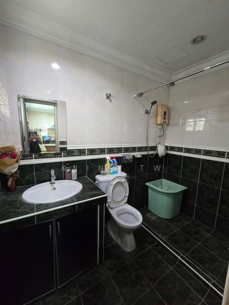 Rumah Teres 2.5 Tingkat untuk Dijual di Taman Megah Kepong (Kepong) - Kiing TW - Bathroom - PropertyGuru.com.my
