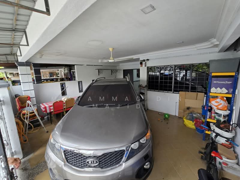 Rumah Teres 1 Tingkat untuk Dijual di Seksyen 35, Taman Desa Kemuning (Shah Alam) - Mohammad Din Majid - Car Park - PropertyGuru.com.my
