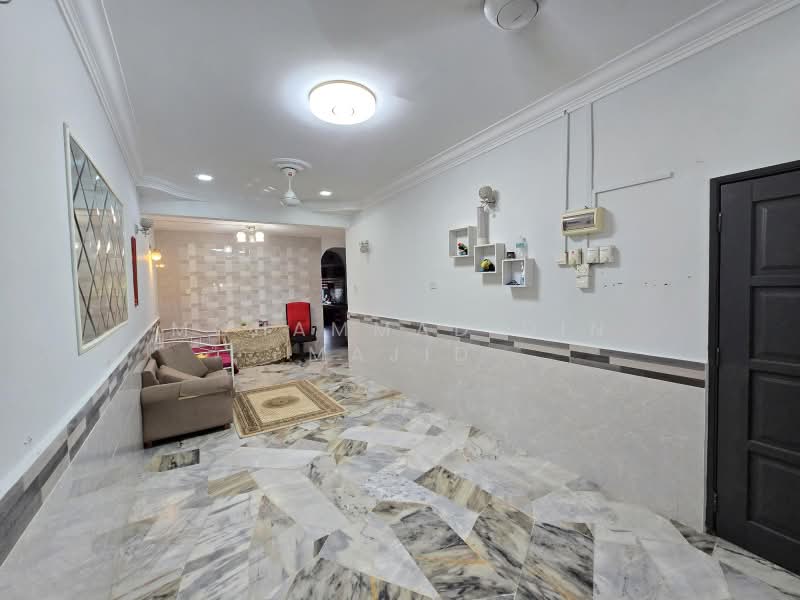 Rumah Teres 1 Tingkat untuk Dijual di Seksyen 35, Taman Desa Kemuning (Shah Alam) - Mohammad Din Majid - Living Room - PropertyGuru.com.my