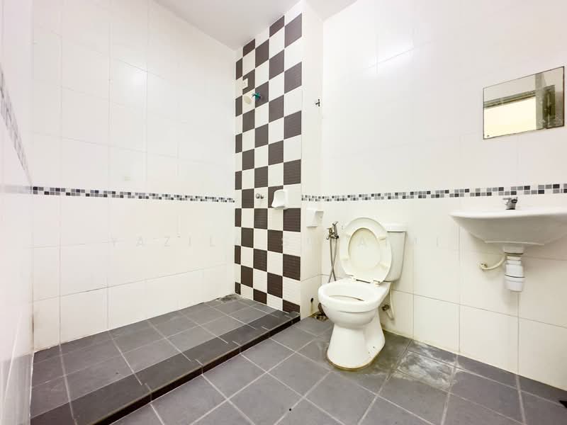 Terraced House for Sale in Aman Putri (Sungai Buloh) - Yazila Sulaimi - Bathroom - PropertyGuru.com.my