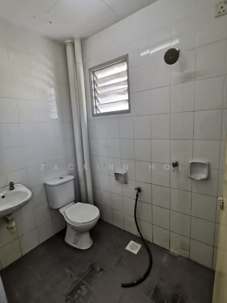 Pangsapuri untuk Dijual di Pangsapuri Akasia (Bandar Botanic) - Zackinn Hoi - Bathroom - PropertyGuru.com.my