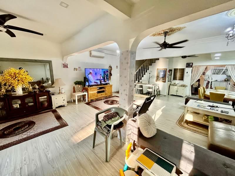 Rumah Teres 2 Tingkat untuk Dijual di Batu Caves (Selangor) - Amir Abas - Living Room - PropertyGuru.com.my