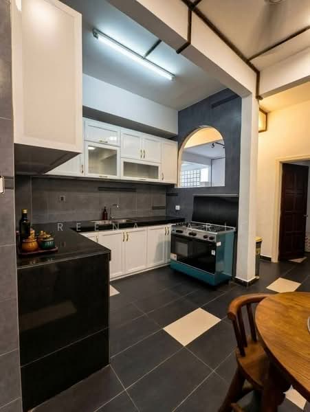Rumah Berkembar untuk Dijual di Seksyen 13 (Shah Alam) - Reena Sarif - Kitchen - PropertyGuru.com.my