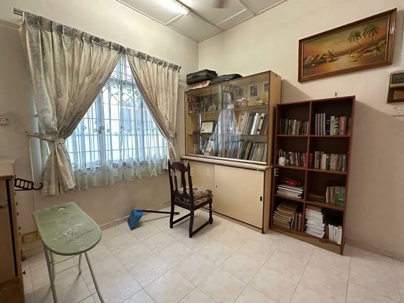 Rumah Teres 2 Tingkat untuk Dijual di Taman Sri Kluang (Kluang) - Shanel Tee - Study - PropertyGuru.com.my