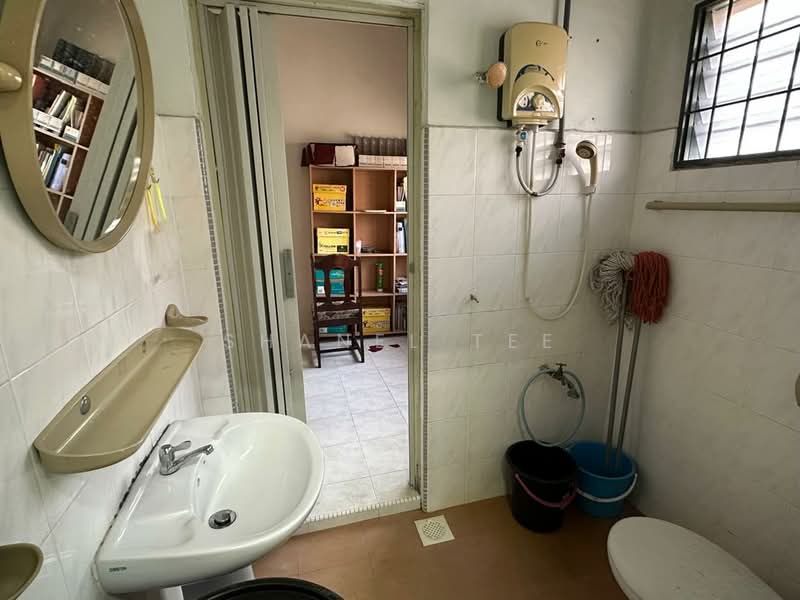Rumah Teres 2 Tingkat untuk Dijual di Taman Sri Kluang (Kluang) - Shanel Tee - Bathroom - PropertyGuru.com.my