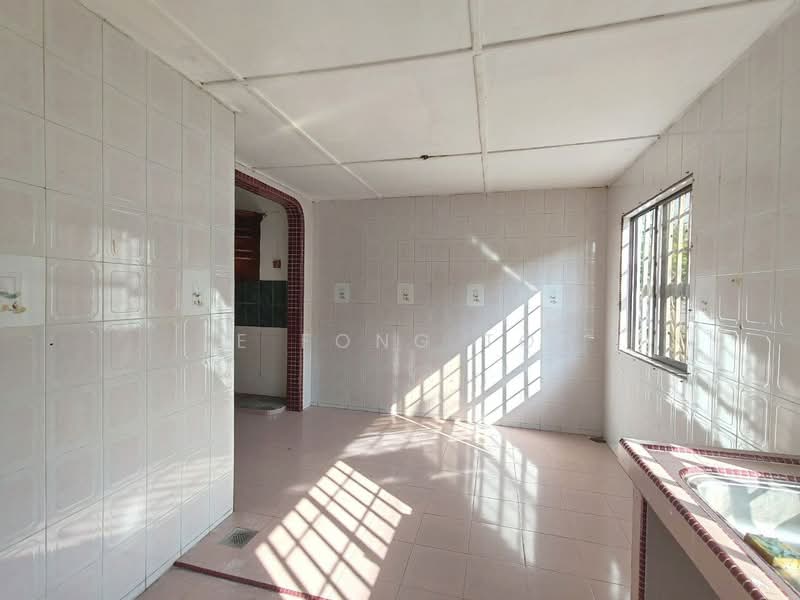 1-storey Terraced House for Sale in Taman Johor Jaya (Johor Bahru) - Ee Fong Toh - Kitchen - PropertyGuru.com.my