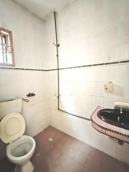 1-storey Terraced House for Sale in Taman Johor Jaya (Johor Bahru) - Ee Fong Toh - Bathroom - PropertyGuru.com.my