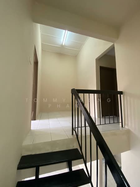 Rumah Teres 2 Tingkat untuk Dijual di Lestari Putra (Seri Kembangan) - Tommy Wong Phang - Corridor - PropertyGuru.com.my