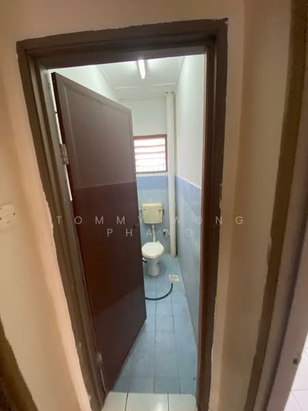 Rumah Teres 2 Tingkat untuk Dijual di Lestari Putra (Seri Kembangan) - Tommy Wong Phang - Bathroom - PropertyGuru.com.my