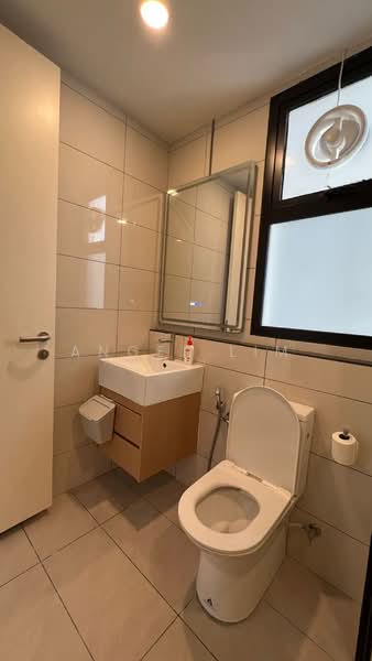 Servis Apartment untuk Disewa di Duta Park Residences - Angel Lim - Bathroom Outside - PropertyGuru.com.my