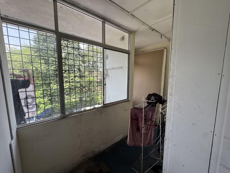 Shop for Rent in Bandar Puchong Utama (Puchong) - Tee Kien Siang - Balcony - PropertyGuru.com.my