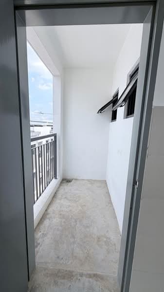 Shop for Sale in Telok Panglima Garang (Selangor) - Benjamin Lai - Balcony - PropertyGuru.com.my