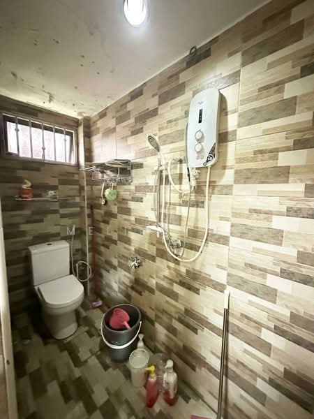 Rumah Teres 2.5 Tingkat untuk Dijual di Taman Bukit Mewah (Tampoi) - Melinda Ee - Bathroom - PropertyGuru.com.my
