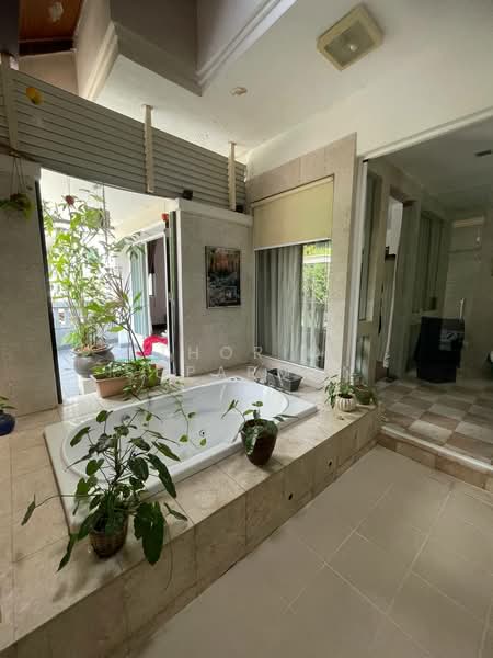 Semi-Detached House for Rent in Duta Tropika (Batu) - Thoriq Suparman - Bathroom - PropertyGuru.com.my