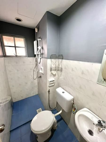 Pangsapuri untuk Disewa di Pangsapuri Mawar - Zulhaikal Asmadee - Bathroom - PropertyGuru.com.my
