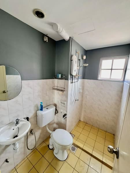Pangsapuri untuk Disewa di Pangsapuri Mawar - Zulhaikal Asmadee - Bathroom - PropertyGuru.com.my