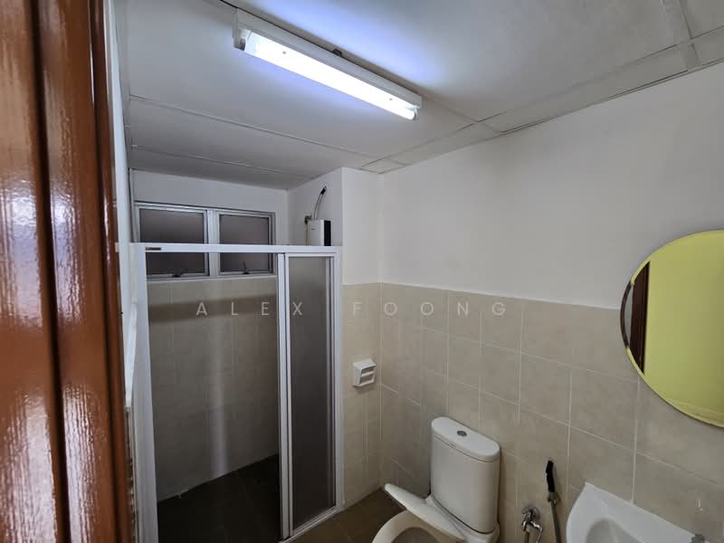 Kondominium untuk Disewa di Semarak @ Taman Raintree - Alex Foong - Master Bedroom Attached Bathroom - PropertyGuru.com.my