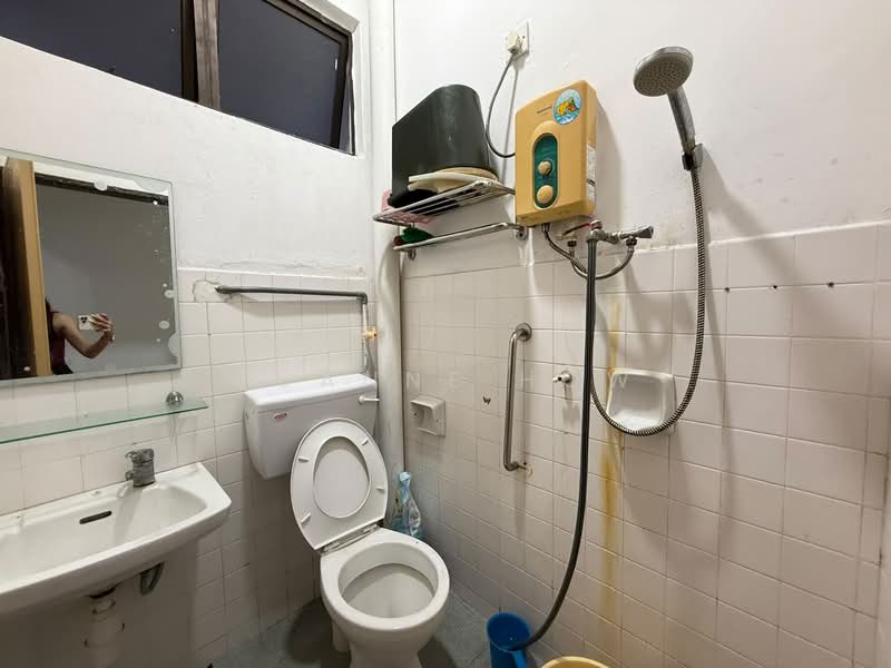 Rumah Teres 2 Tingkat untuk Disewa di Taman Pantai Emas (Klebang) - Joanne How - Bathroom - PropertyGuru.com.my