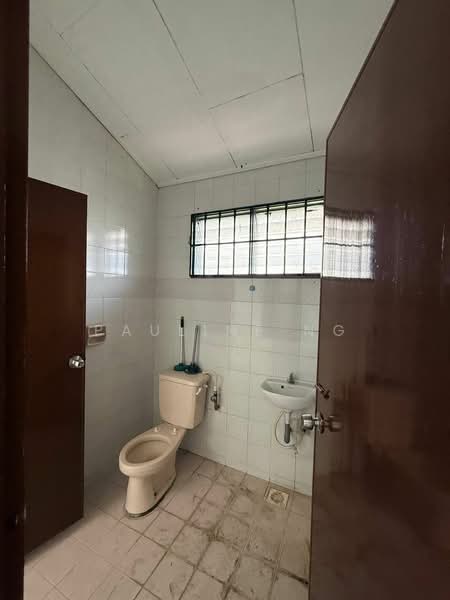 Rumah Teres 2 Tingkat untuk Dijual di Taman Johor Jaya (Johor Bahru) - Pauline Ng - Bathroom - PropertyGuru.com.my