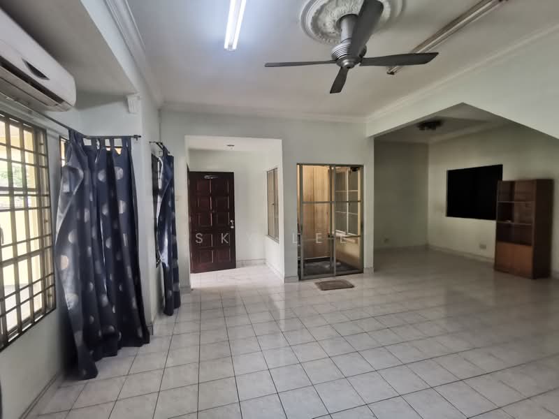 2-storey Terraced House for Sale in Taman Putra Prima (Puchong) - Sky Lee - Living Room - PropertyGuru.com.my