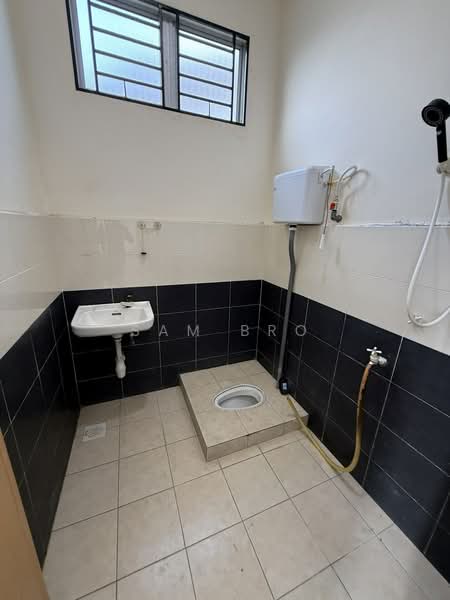 Rumah Teres 1 Tingkat untuk Disewa di Taman Nasib (Kluang) - Sam Bro - Bathroom - PropertyGuru.com.my