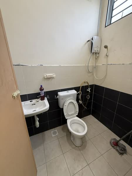 Rumah Teres 1 Tingkat untuk Disewa di Taman Nasib (Kluang) - Sam Bro - Bathroom - PropertyGuru.com.my