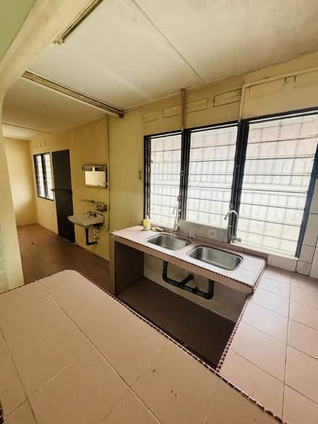Rumah Teres 1 Tingkat untuk Disewa di Taman Titiwangsa (Kluang) - Sam Bro - Kitchen - PropertyGuru.com.my