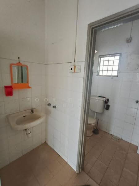 Rumah Teres 2-Tingkat untuk Dijual di Usj 13 (Subang Jaya) - Fook Chuan Chin - Bathroom - PropertyGuru.com.my