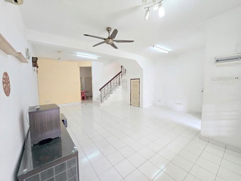 2-storey Terraced House for Sale in Taman Pelangi Semenyih (Semenyih) - Calvin Kok - Living Room - PropertyGuru.com.my