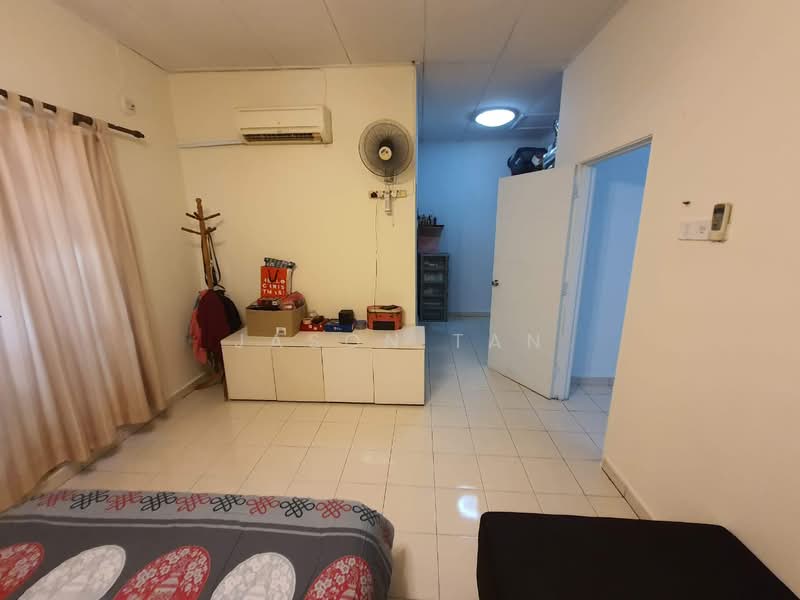 Rumah Teres 2 Tingkat untuk Dijual di Taman Prima Tropika (Seri Kembangan) - Jason Tan - Living Room - PropertyGuru.com.my