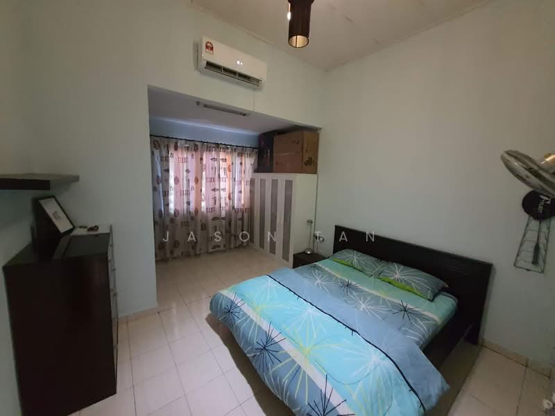 Rumah Teres 2 Tingkat untuk Dijual di Taman Prima Tropika (Seri Kembangan) - Jason Tan - Bedroom - PropertyGuru.com.my
