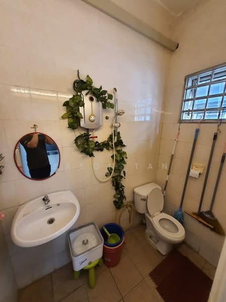 Rumah Teres 2 Tingkat untuk Dijual di Taman Prima Tropika (Seri Kembangan) - Jason Tan - Bathroom - PropertyGuru.com.my