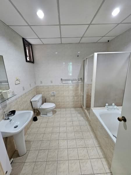 Condominium for Rent at Sri Pangkor Condominium - Lee Meng Keat - Bathroom - PropertyGuru.com.my