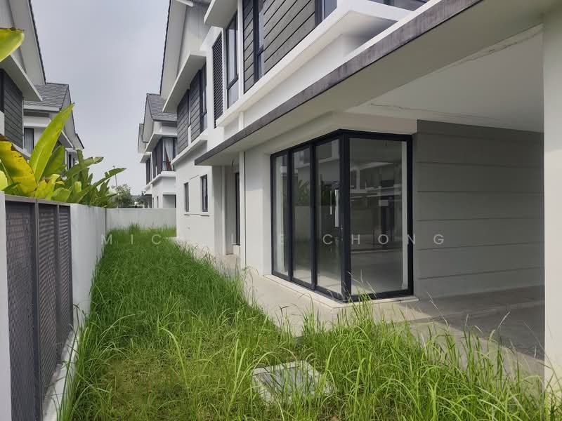 Rumah Berkembar untuk Dijual di Elmina (Shah Alam) - Michelle Chong - Side garden - PropertyGuru.com.my