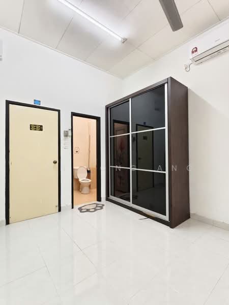 1-storey Terraced House for Sale in Taman Seri Austin (Tebrau) - Han Yong Ang - Bathroom - PropertyGuru.com.my